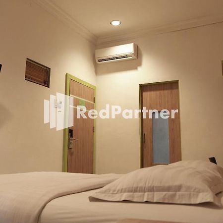Wisma Sederhana Mitra Reddoorz Medan Eksteriør bilde